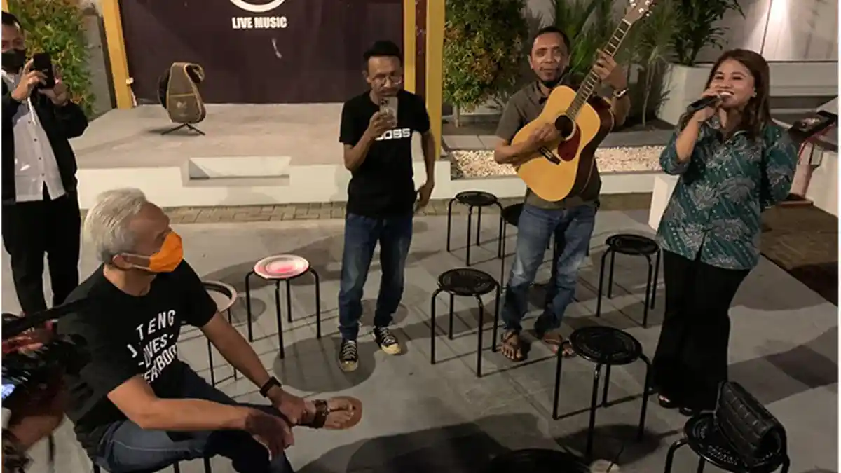 Ganjar Kumpul Bareng Pemuda Ternate Kursi Kafe Sampai Terisi Penuh