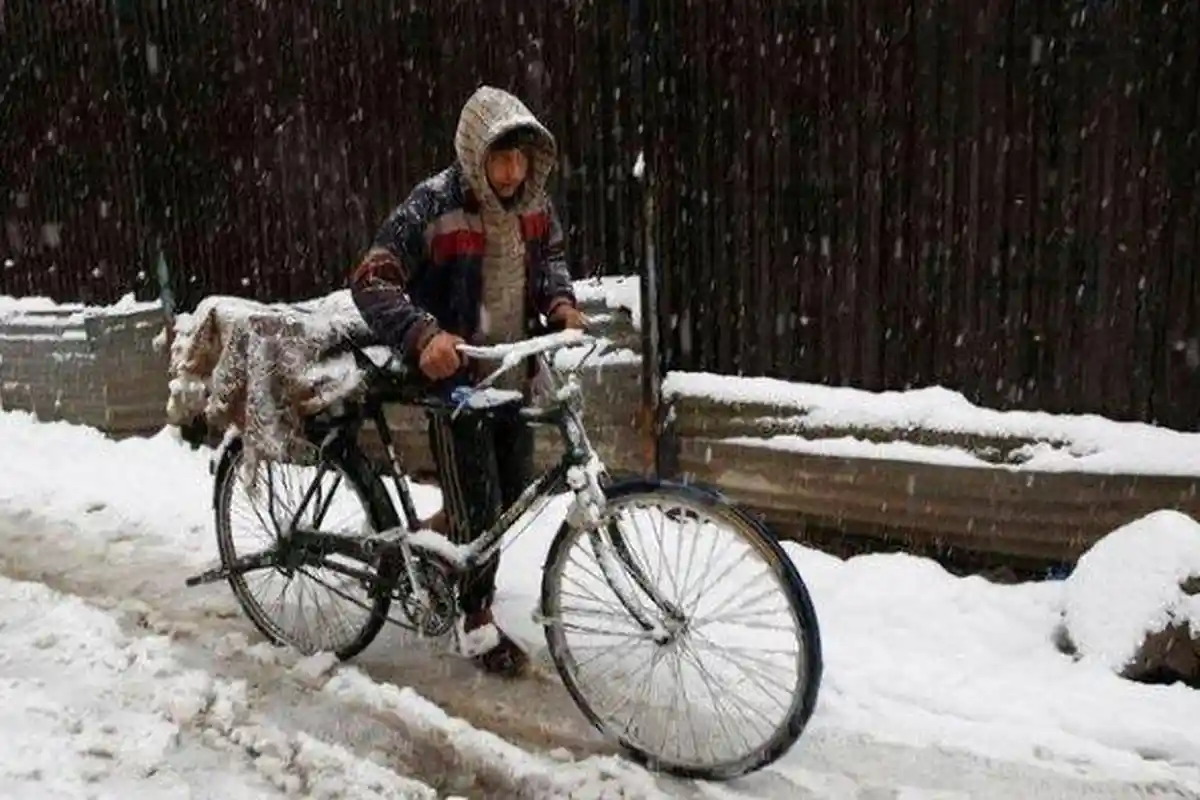 Tetangga Tak Ada yang Mau Antar, Suami Pakai Sepeda Bawa Istri Kecelakaan ke RS