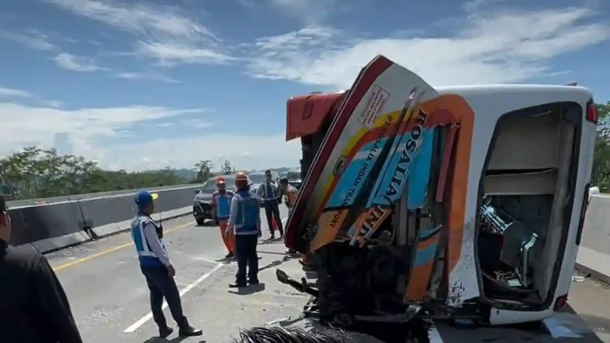 Bus AKAP Terguling di Tol Batang-Semarang, Bodi Tutup Seluruh Badan Tol