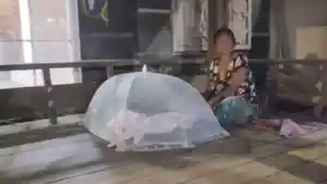 ibu-dan-bayi-tinggal-di-gazebo-tetangga.jpg