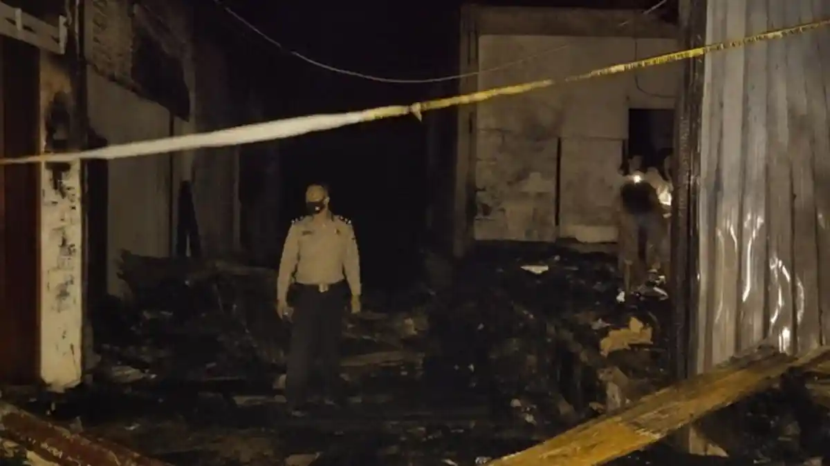 3 Unit Toko di Pasar Sungai Geringging Pariaman Terbakar, Kerugian Diperkirakan Capai Rp 1 Miliar