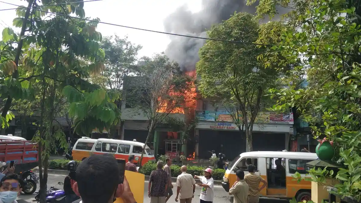 BREAKING NEWS Api Hanguskan Kios Bakso Dua Lantai di Kebun Sayur Balikpapan