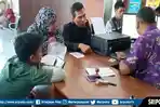 soleha-melaporkan-kasus-kehilangan-anak-gadisnya.jpg