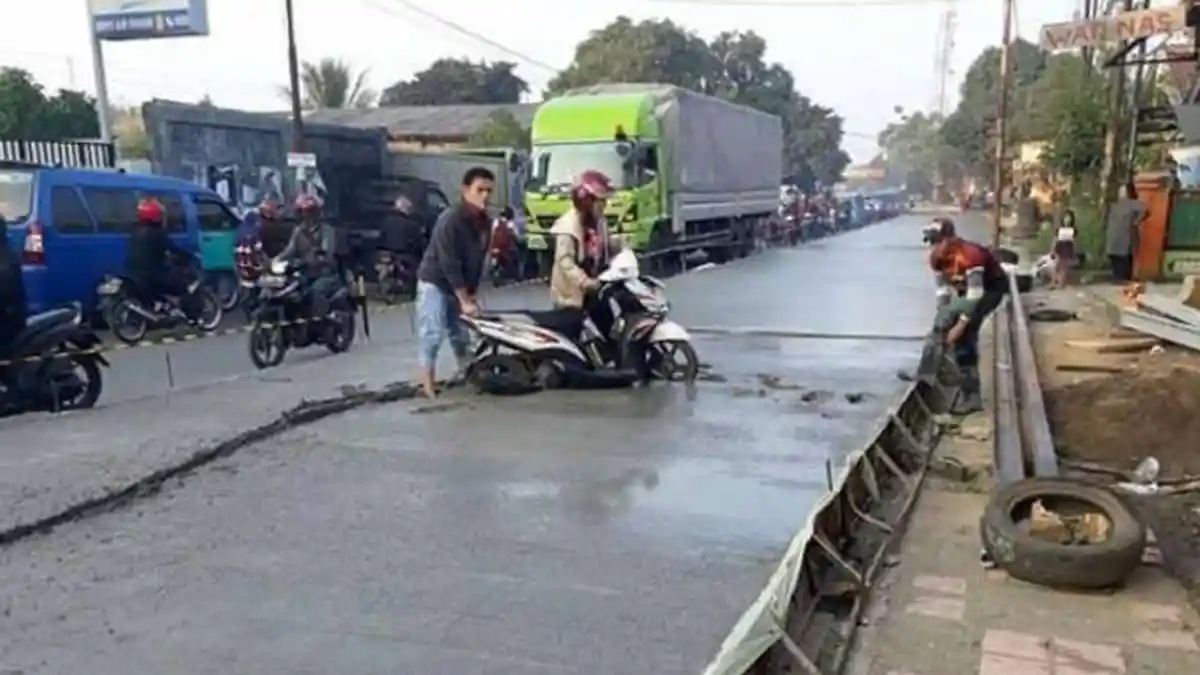 Ini 10 Gambar 'The Power of Emak-Emak' Hitz di Indonesia, Jago Bersilat Lidah Sampai Terobos Jalan