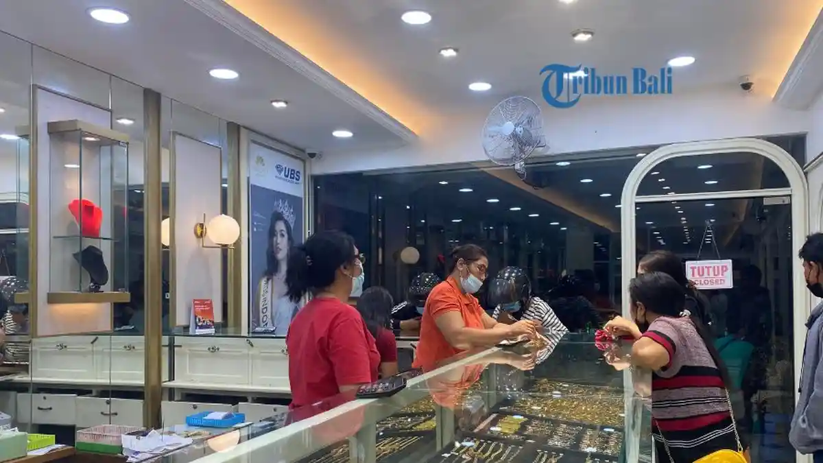 Jelang Hari Raya Galungan, Toko Emas di Hasanudin Denpasar Diburu Masyarakat
