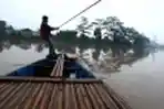 Kisah Dede Penarik Rakit di Kampung Parunghalang Bandung