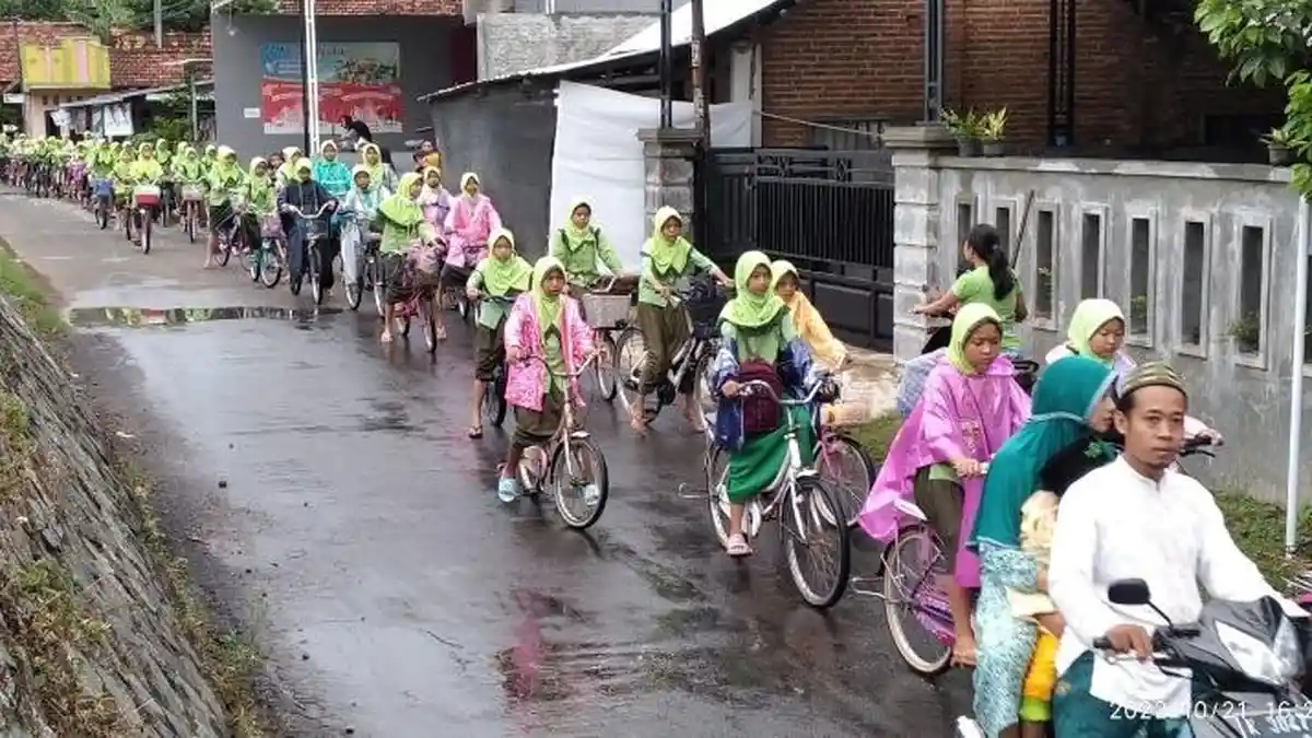 Kirab dengan Mengendarai Sepeda, Ratusan Siswa di Kudus Merayakan Hari Santri