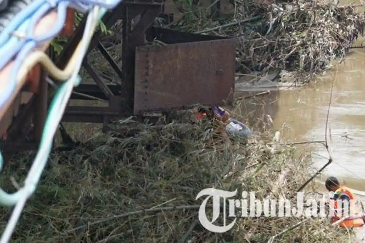 Lestarikan Cagar Budaya, Rumpun Bambu yang Tersangkut di Bawah Jembatan Lama Kediri Dibersihkan