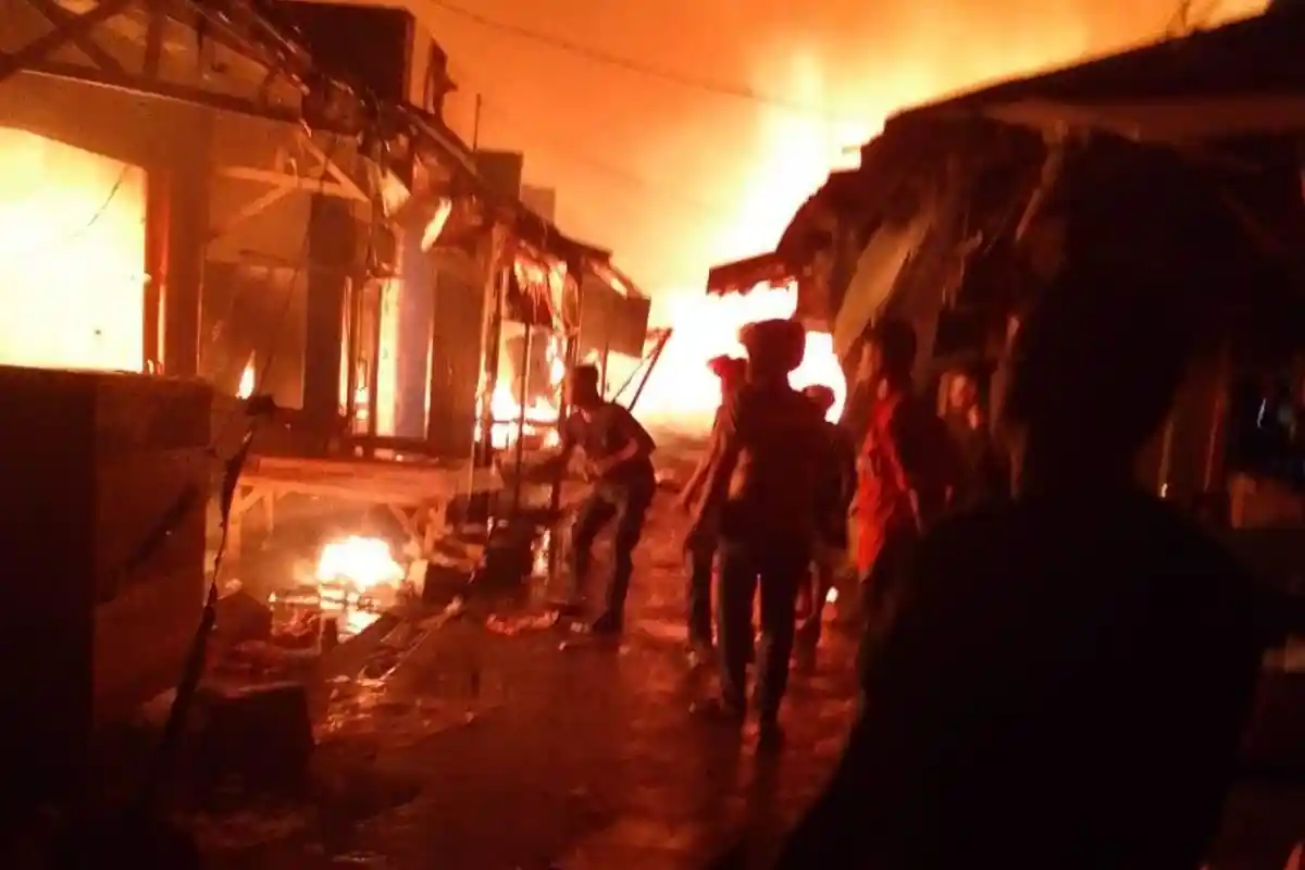 Polisi Selidiki Penyebab Kebakaran yang Hanguskan Ratusan Lapak di Pasar Salakan Bangkep