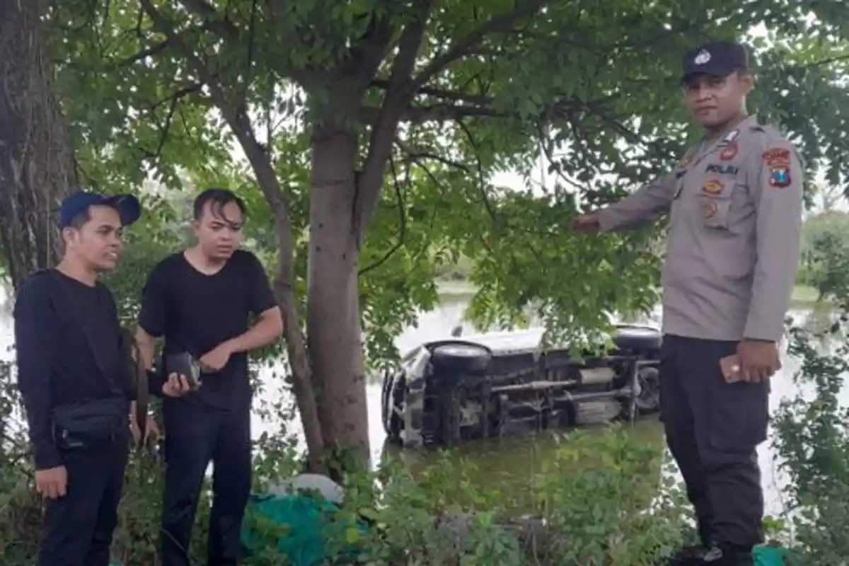 Kecelakaan Kedua di Duduksampeyan Gresik, Xenia Oleng Beriringan Dengan Tronton Dan Terjun ke Tambak