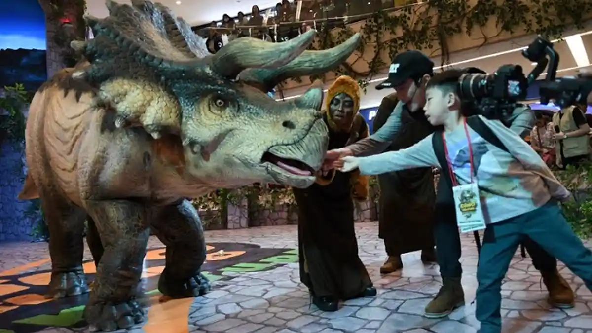 Anak-anak Senang Berinteraksi Dengan Dinosaurus di Tunjungan Plaza