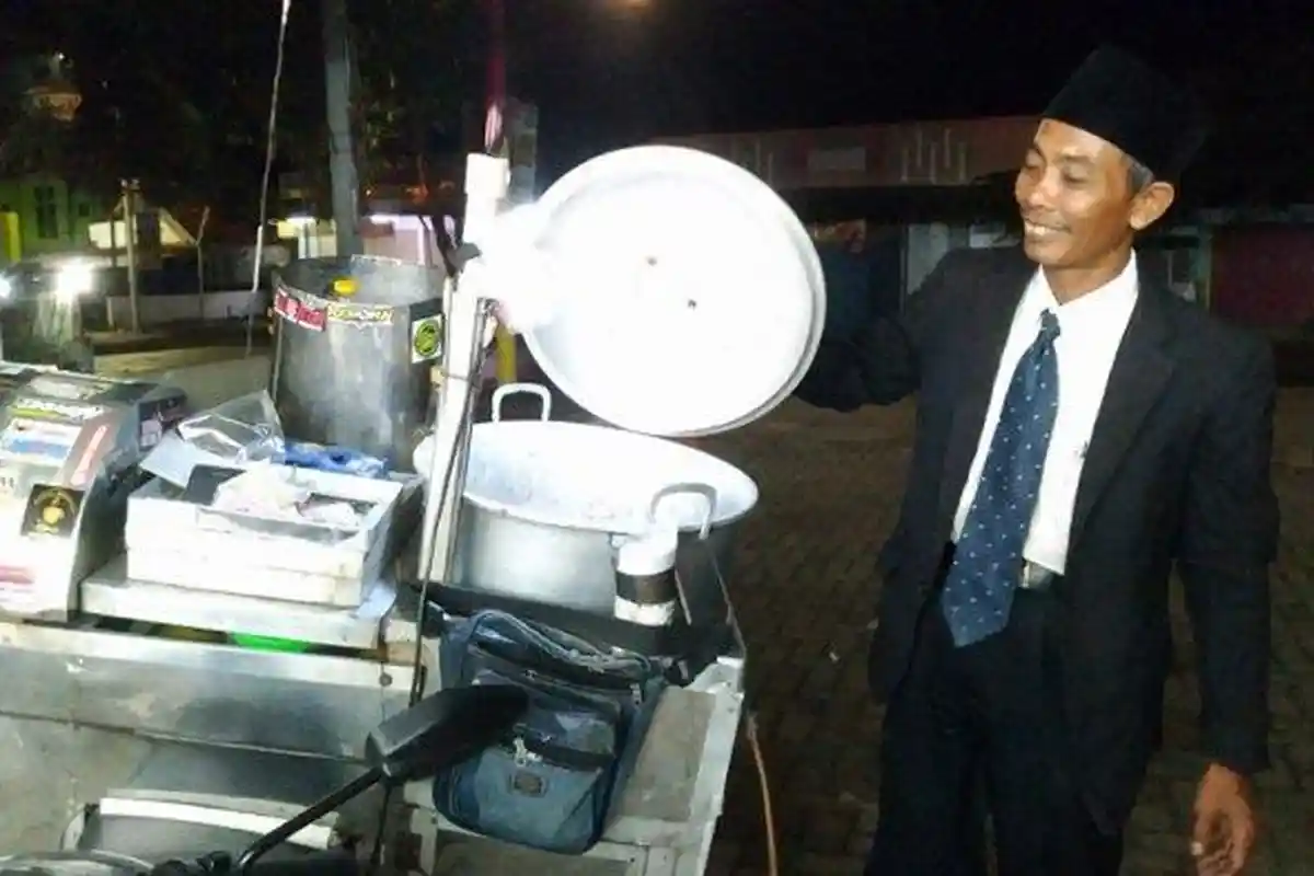 POPULER Keliling Jual Pentol, Masdi Tampil Necis Tak Kalah dari Pejabat, Pakai Jas, Dasi, dan Peci