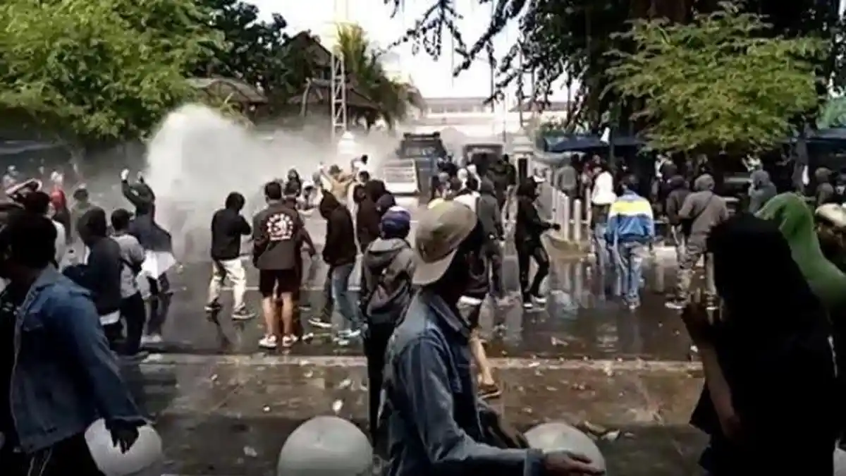 Ikut Aksi Tolak UU Omnibus Law Cipta Kerja, 22 Demonstran Dibawa ke Rumah Sakit Darurat Wisma Atlet