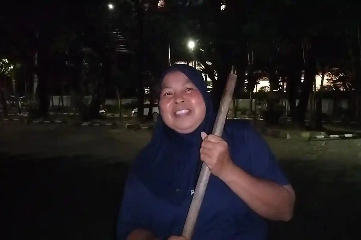 Kegigihan Marliah Bersihkan Anjungan Pantai Losari Makassar Sebelum Terbit Fajar, Gaji di Bawah UMR