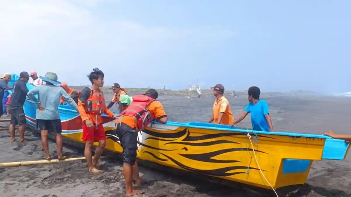 Perahu Nelayan Asal Pacitan Terhantam Ombak hingga Tenggelam di Perairan Selatan Kulon Progo