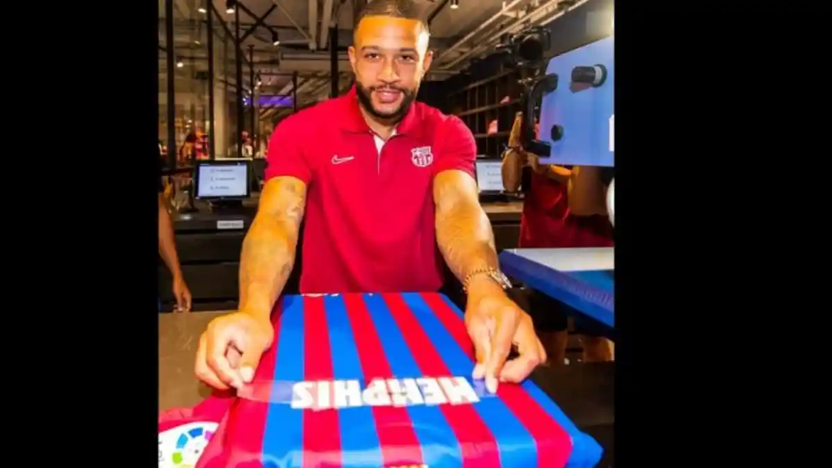 Memphis Depay Jadi Bintang Utama di Pramusim Barcelona