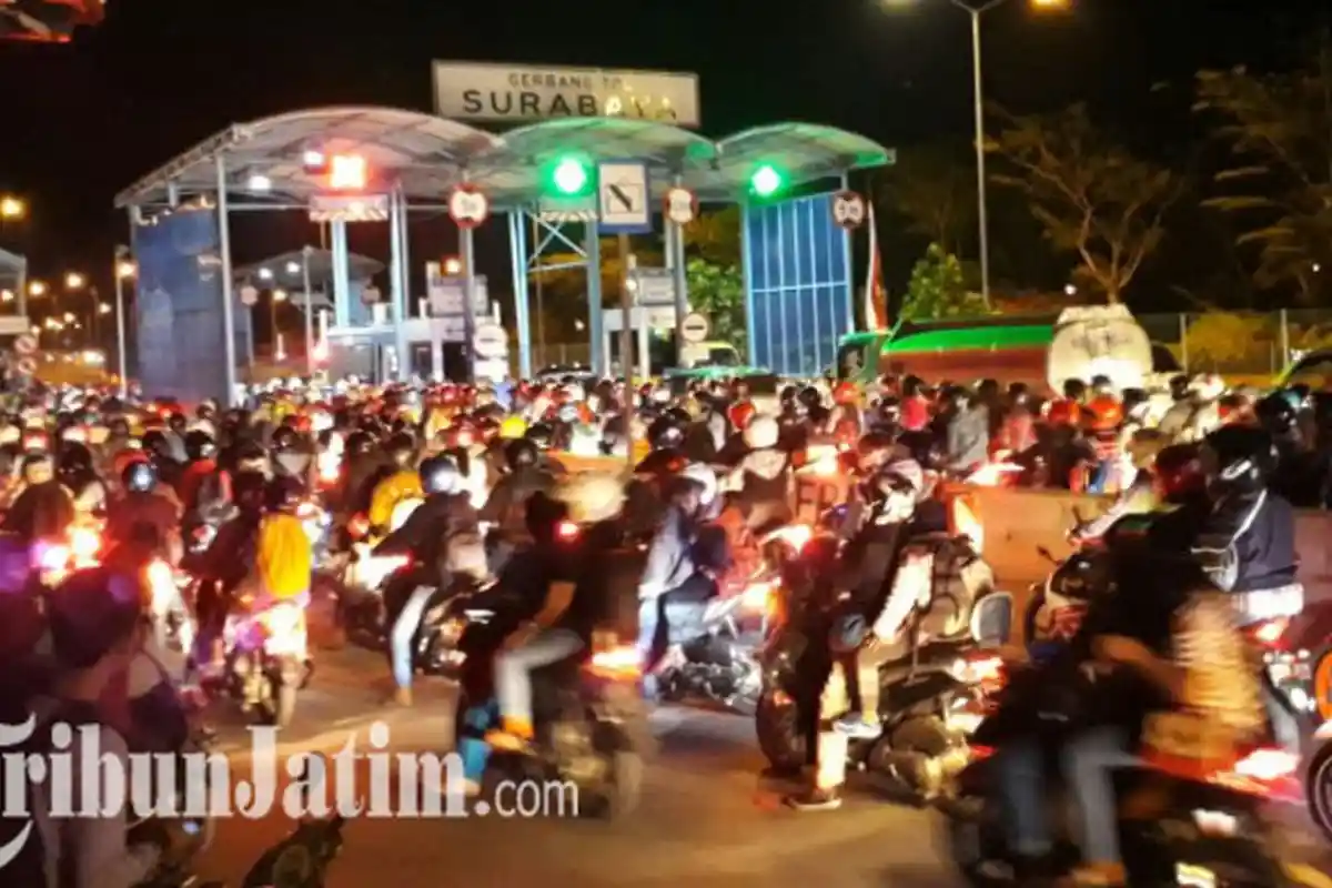 Meski Tiga Jalur Sepeda Motor Dibuka, Jembatan Suramadu H-1 Idul Adha Masih Penuh Pengendara