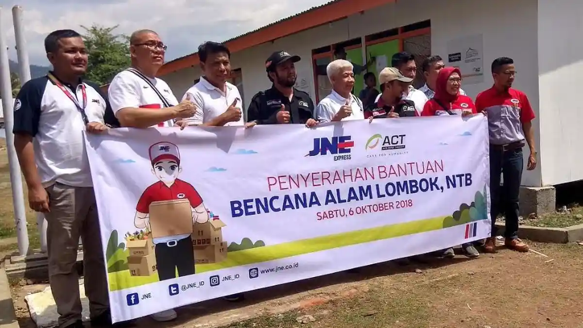 JNE Serahkan Hunian Sementara kepada Masyarakat Terdampak Gempa di Lombok NTB