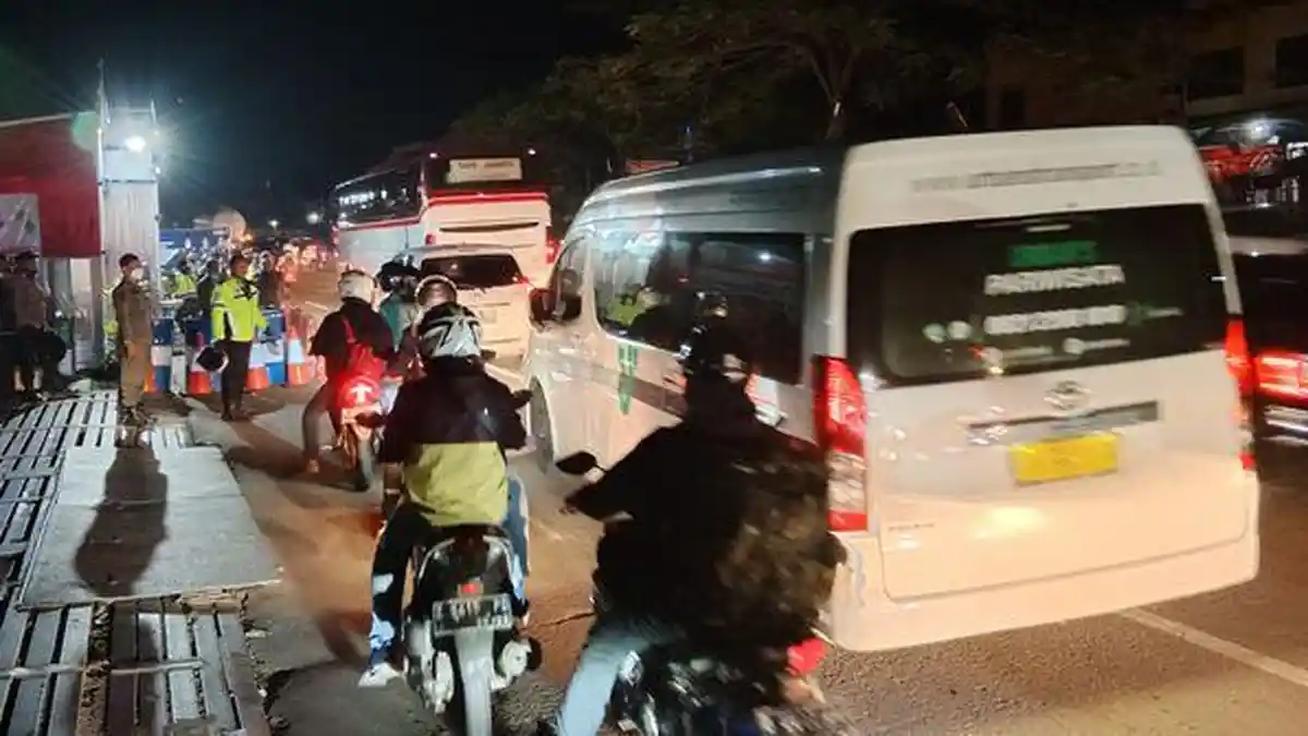 Sisa Puncak Arus Mudik Lebaran, Jalan Raya Bandung-Garut Padat Merayap, Pemudik Bermotor Mendominasi