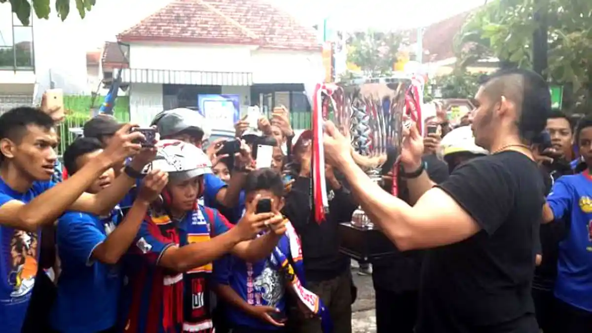 Aremania Turun ke Jalan Sambut Trofi Bali Island Cup