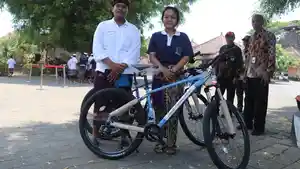 Dua-siswa-SMKN-3-Sukawati-Gianyar-Bali-yang-mendapatkan-hadiah-sepeda.jpg