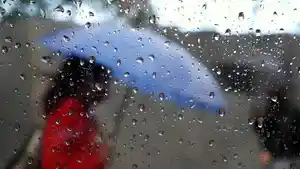 ilustrasi-hujan-dengan-cucuran-hujan-di-kaca.jpg