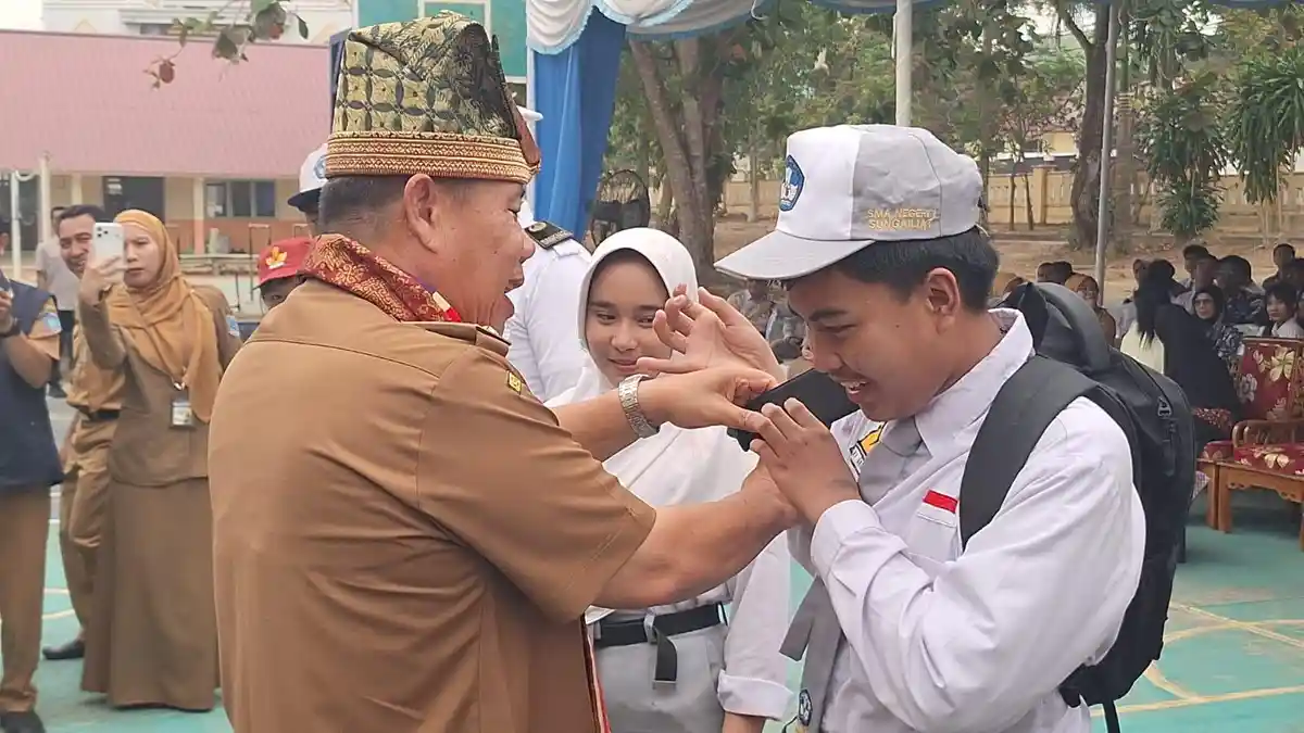 Siswa SMA Sungailiat Dapat Bantuan Perlengkapan Sekolah