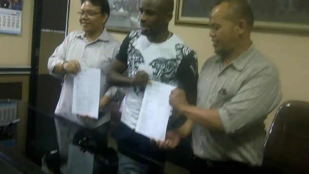 Greg Nwokolo Resmi Gabung Persebaya