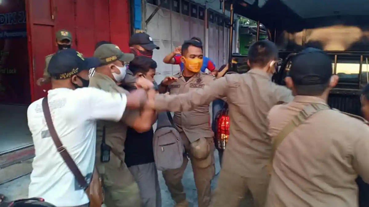 Pergoki Istri Berduaan dengan Pria lain dalam Ruko, Pria Kediri Minta Tolong Satpol PP Menggerebek