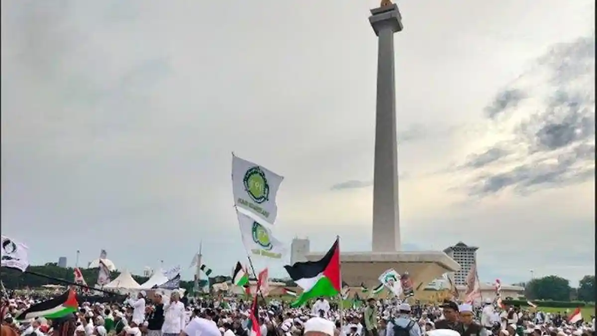 Ada Reuni 212 Hari Ini, Massa Penuhi Kawasan Silang Monas Sejak Pagi, Bendera Palestina Berkibar