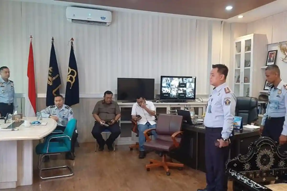 Kunjungi Imigrasi Mataram, Kakanwil Kemenkumham NTB Pastikan Layanan Berjalan Normal Selama Ramadan - Romi-sidak.jpg