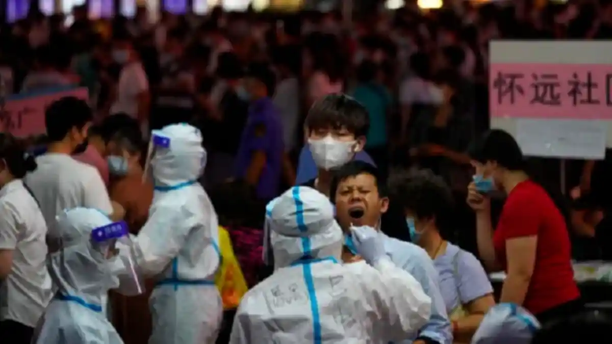 Gara-gara 20 Kasus Baru Virus Corona, China Lockdown Guangzhou, Petugas Swab Warga di Rumah