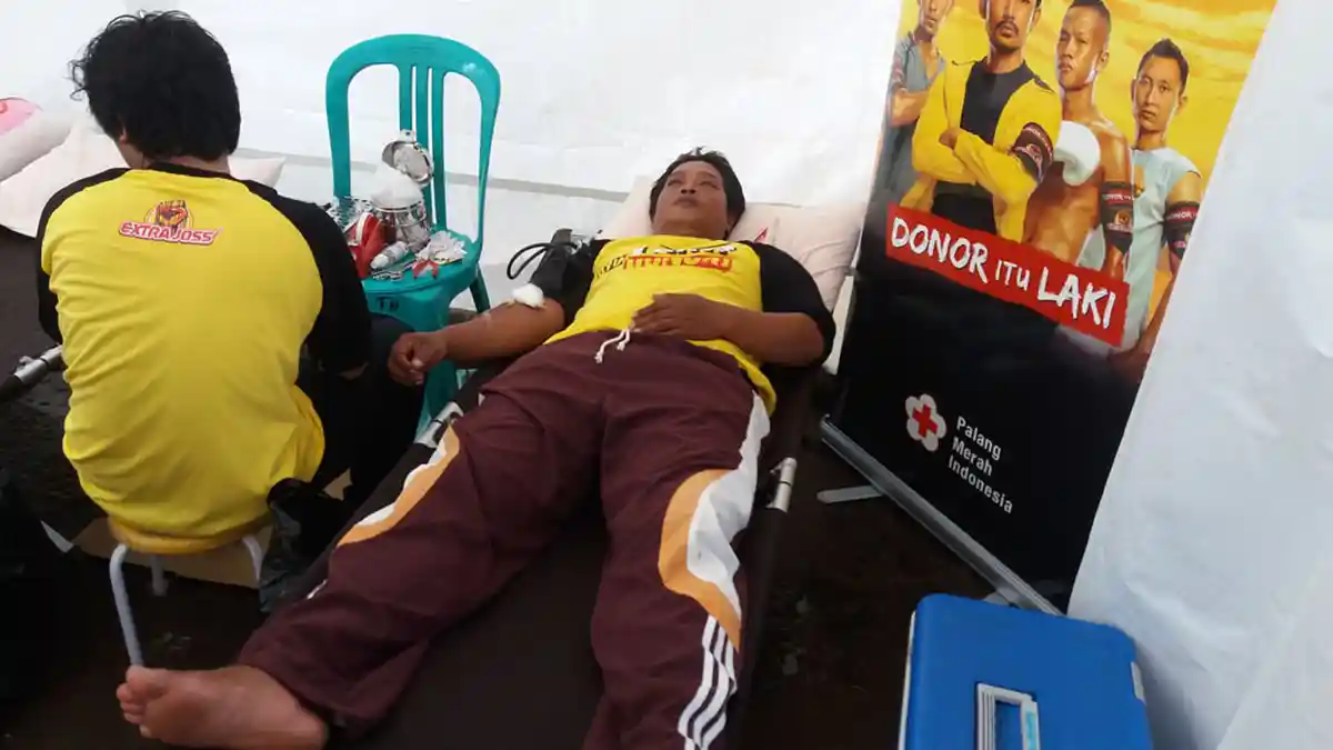 Inilah Pria Sejati, Para Pria ini Dorohkan Darahnya Pada HUT Bintang Toedjoe