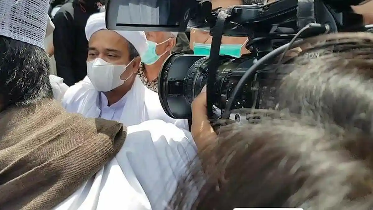 Rizieq Shihab Pakai Syal Bermotif Bendera Palestina, Hakim Minta Melepasnya