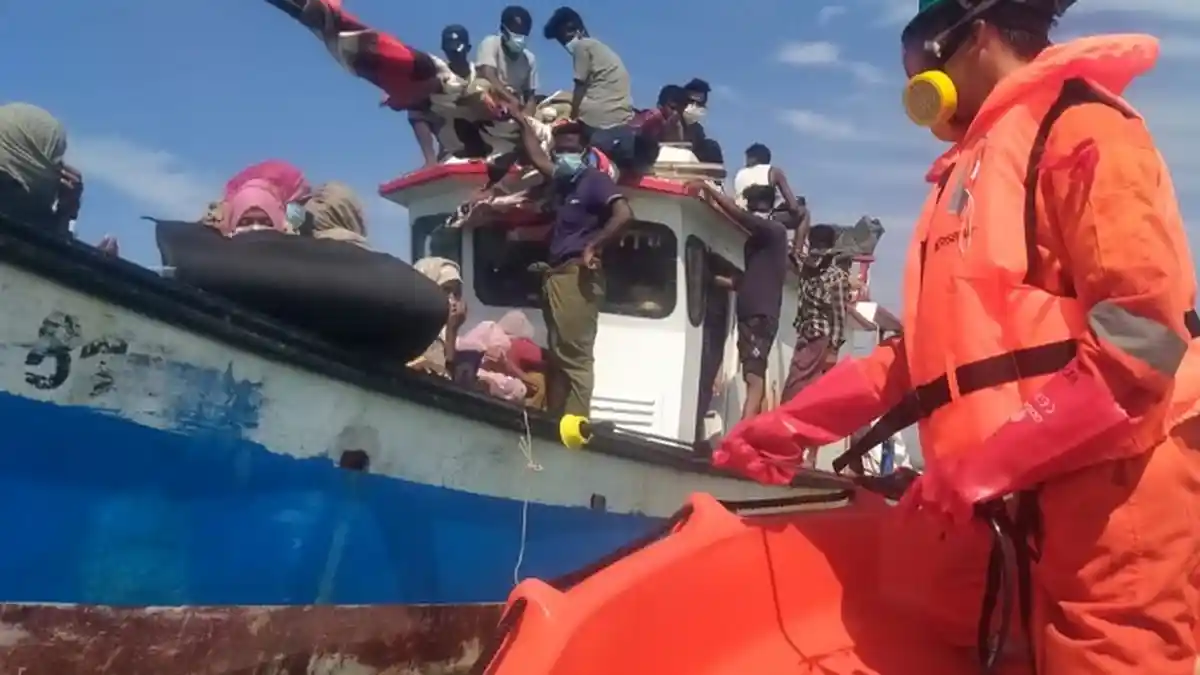 Kapal Imigran Rohingya yang Terdampar di Laut Aceh Utara Disemprot Desinfektan