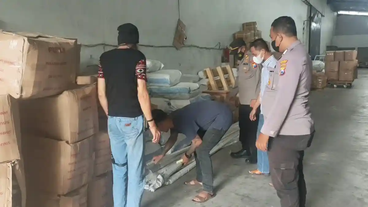 Siasat Busuk Kepala Gudang di Gresik, Curi Barang yang Seharusnya Dijaganya