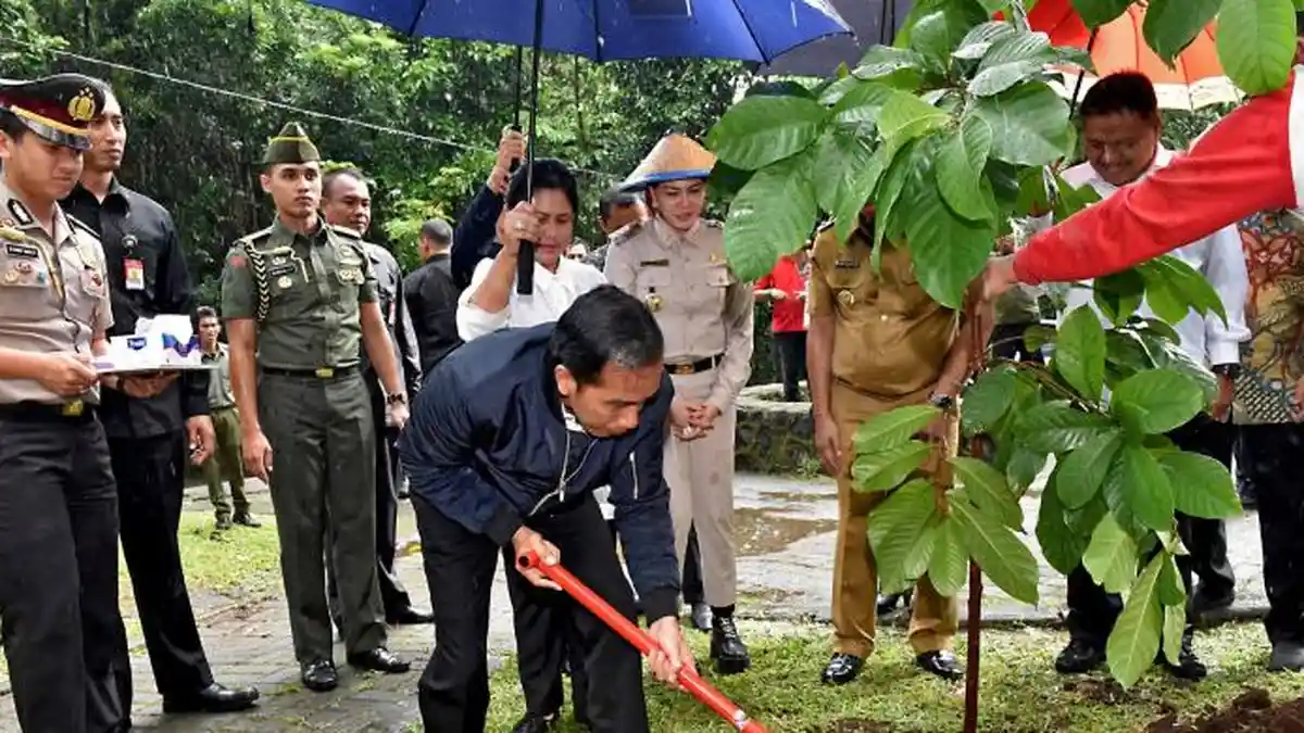 Kemarin Jokowi Pakai Payung Sendiri, Hari Ini Dipayungi Istri