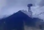 Gunung Semeru Luncurkan Awan Panas, Personel BPBD Bersiaga di Sekitar Lereng