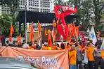 peserta-unjuk-rasa-hari-buruh-berebutan-thr-voucher-di-di-depan-kpu.jpg
