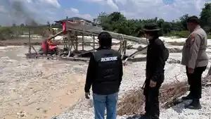 Personil-Polsek-Singingi-Hilir-rakit-PETI-yang-beroperasi-di-aliran-sungai.jpg