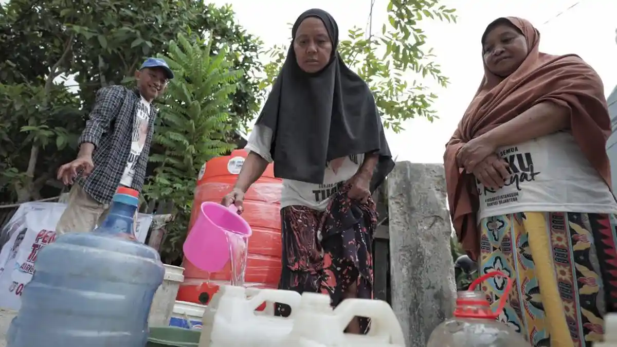 Berikan Tandon, Relawan Ganjar Bagi-bagi Air Bersih di Panaikang Makassar
