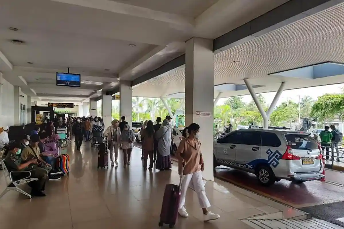 Anaknya yang TKW Mudik, Bapak Langsung Jemput ke Bandara Usai 3 Lebaran Tak Bertemu
