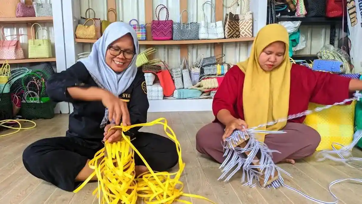 Tas Anyaman Berbahan Limbah Plastik Karya Emak-Emak di Pati Tembus Pasar Ekspor
