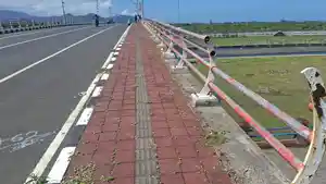 Kondisi-dua-besi-pagar-pengaman-di-Jembatan-di-PKB-hilang.jpg