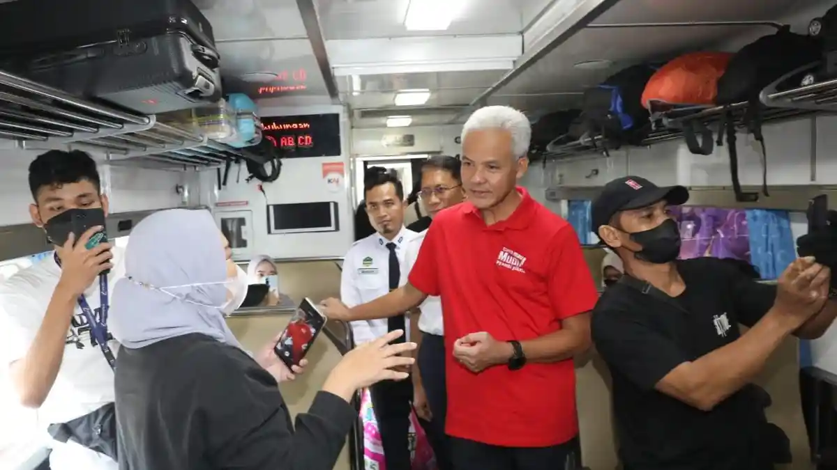 Lepas Pemudik Jateng di Stasiun Pasar Senen, Ganjar Pranowo: Mudik Gratis Disambut Antusias Warga