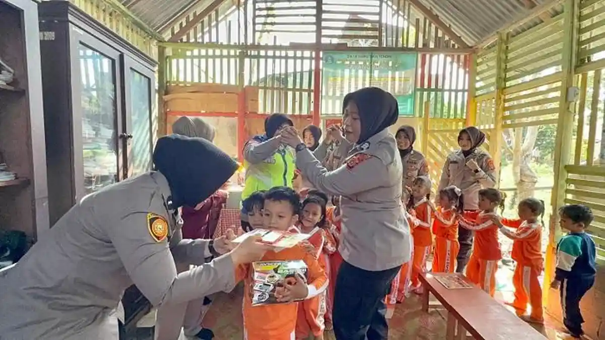 Aksi Polwan Buat Murid PAUD Korban Banjir di Aceh Utara Tersenyum Ceria 