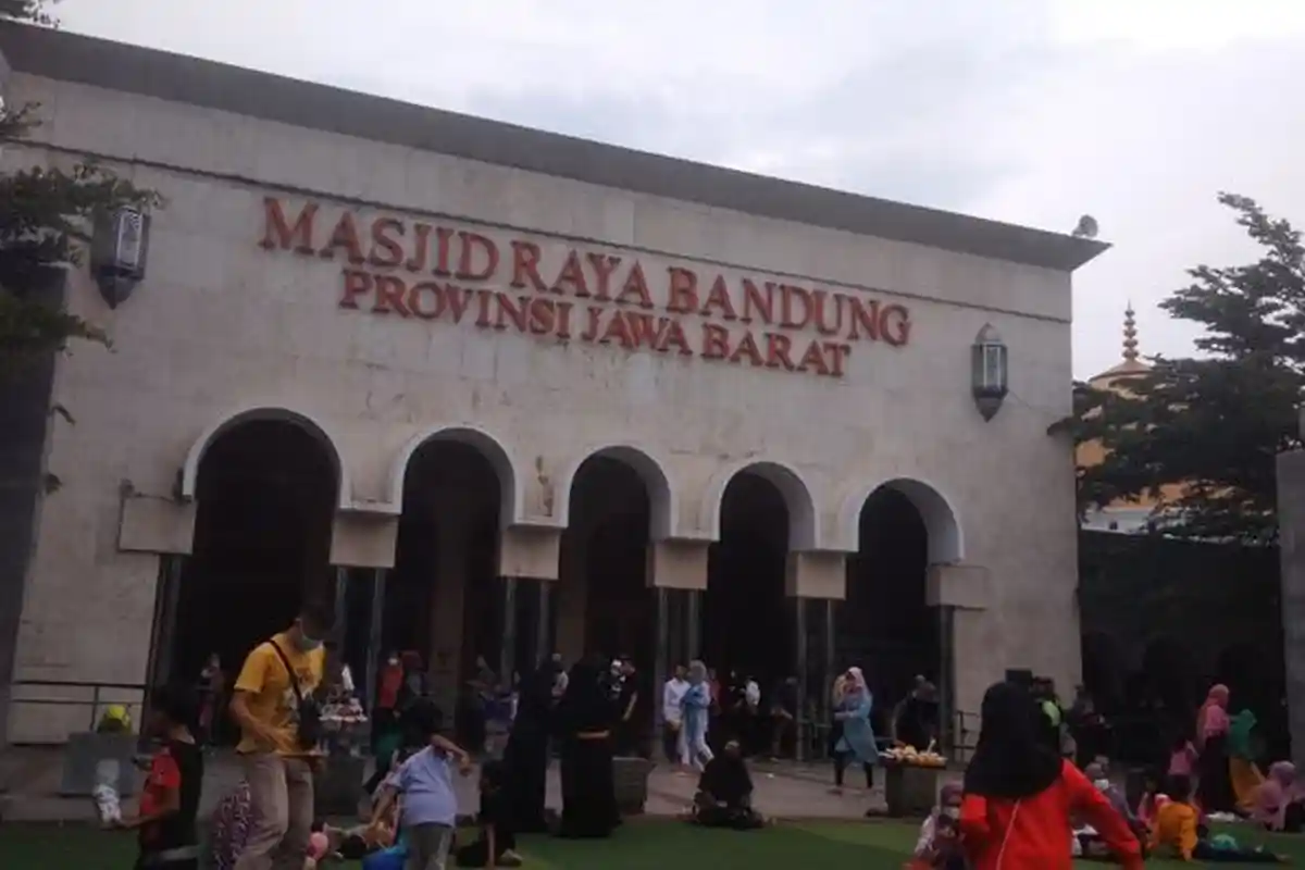 Masjid Raya Bandung Akan Selenggarakan Kegiatan Islami Lebih Semarak, Saf Salat Tetap Berjarak