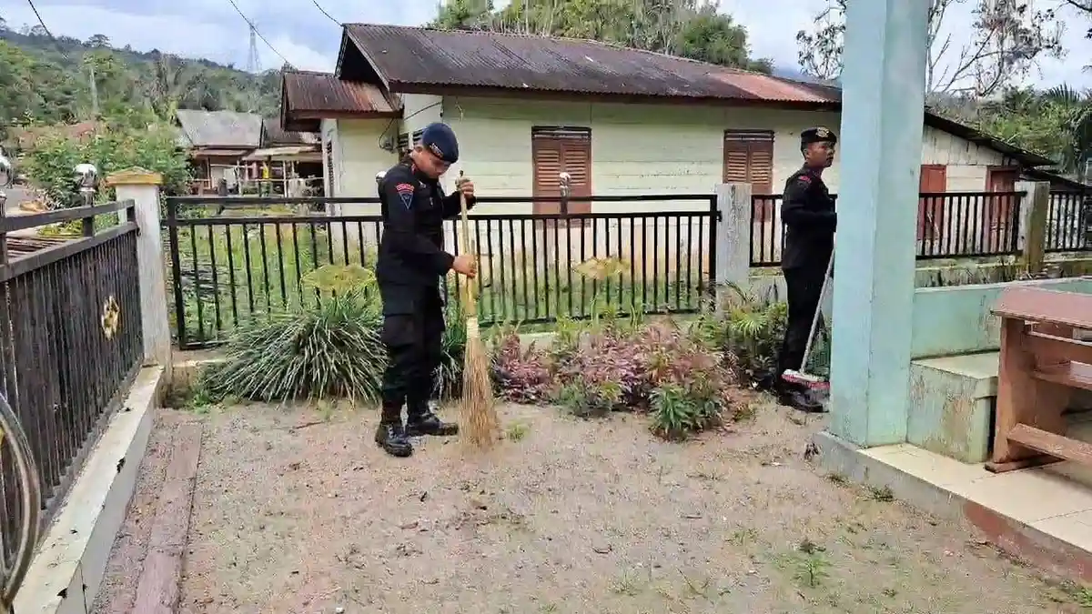 Brimob Polda Sumut 'Minggu Kasih' di Tapsel, Bagikan Makanan Gratis dan Pererat Kebersamaan