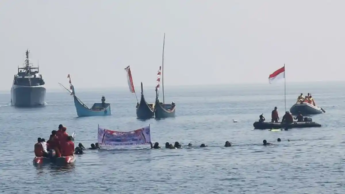 Peringati HUT ke-75 RI, 25 Penyelam Kibarkan Bendera Merah Putih di Dasar Laut Selat Malaka
