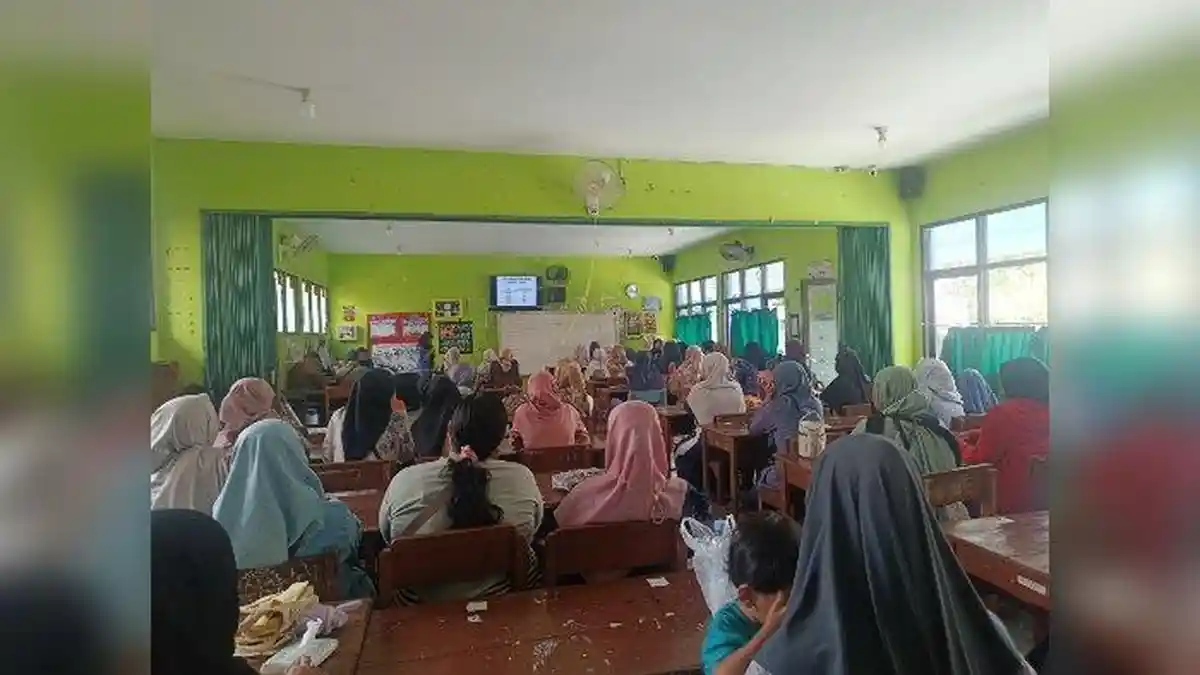 Trauma Keracunan, Orang Tua Siswa SDN Taman Kalijaga Permai Cirebon ...